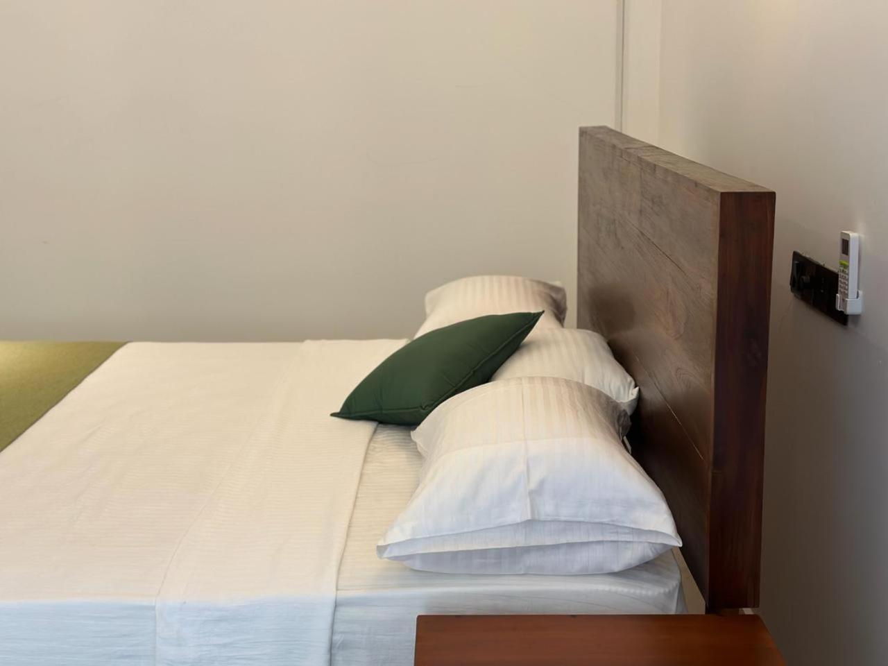 Emerald Home Stay อนุราธปุระ ภายนอก รูปภาพ